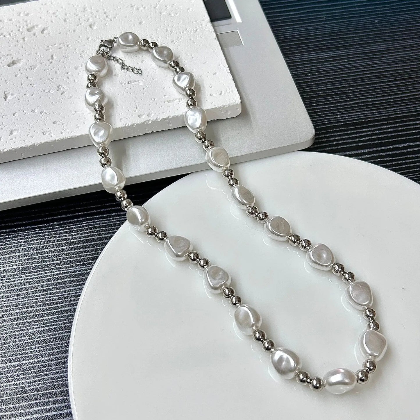 Women’s Pearl Choker Necklace – Stylish Clavicle Chain Pendant