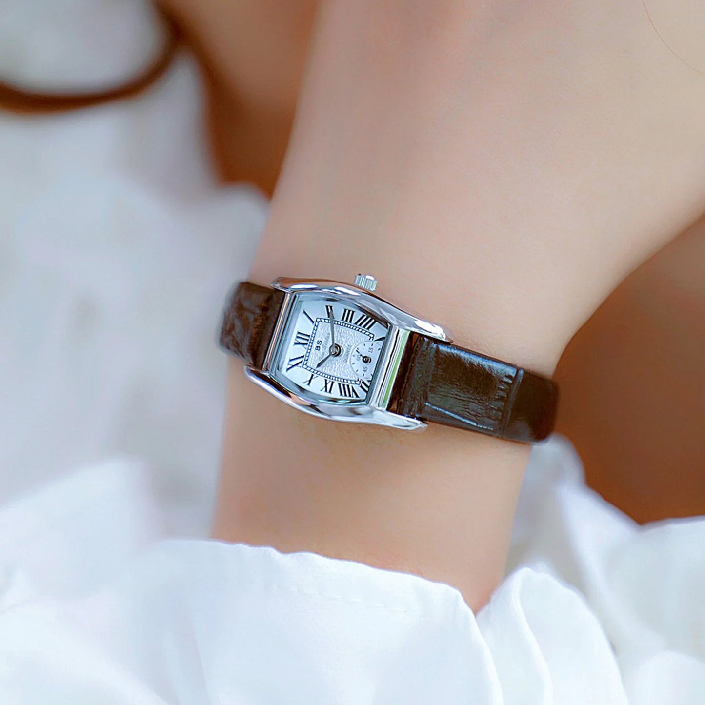 Women’s Vintage Rectangle Watch – Elegant Leather Strap, Golden Quartz 2025